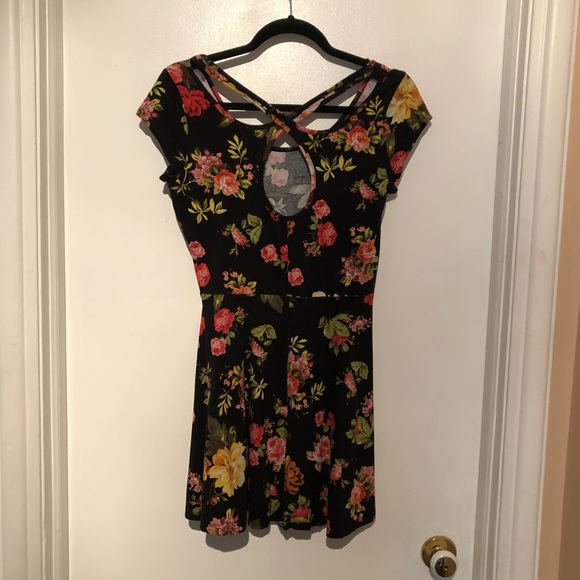 🍒 Beautiful Floral Dress w/ criss cross back - Picture 4 of 7